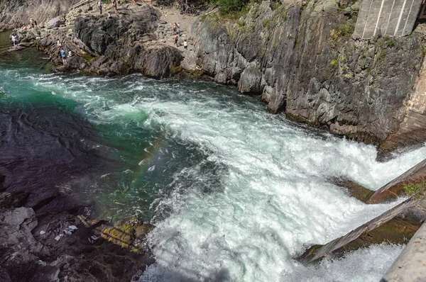 Flujo Agua Después Una Pequeña Presa Río Montaña — Foto de Stock