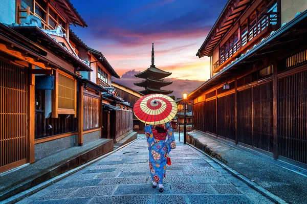 Asiatisk Kvinna Japansk Traditionell Kimono Yasaka Pagoda Och Sannen Zaka — Stockfoto