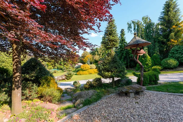 Bellissimo Giardino Primaverile Alimentatore Uccello Anteriore Concetto Giardinaggio — Foto Stock