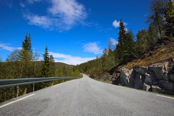 Pintoresco Paisaje Noruega Primavera Con Carretera Asfaltada — Foto de Stock