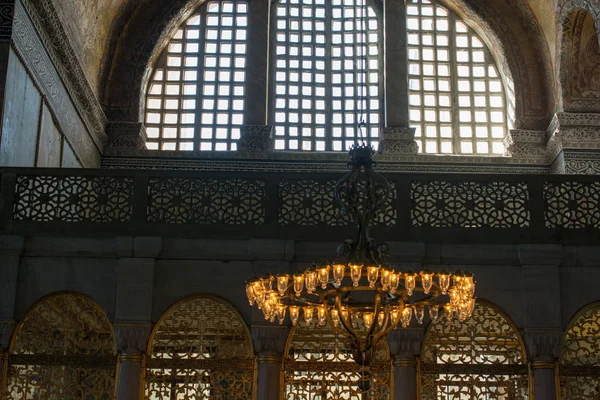 Hermosa Lámpara Araña Mezquita Estambul Turquía Vista — Foto de Stock