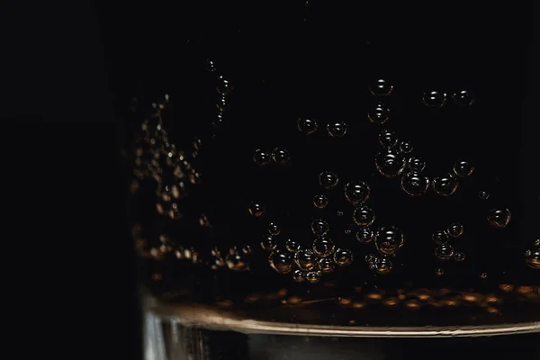 Close Copo Refrescante Uma Bebida Gasosa Cola Com Bolhas Detalhadas — Fotografia de Stock