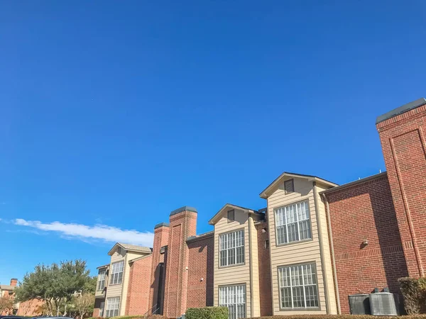 Immeuble Typique Avec Ciel Bleu Dans Banlieue Dallas Texas Usa — Photo