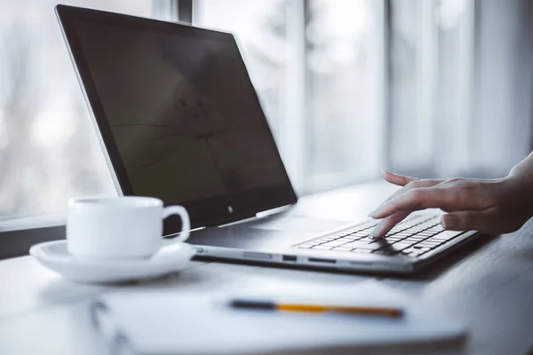 Mulher Escritório Usando Laptop Notepad Para Trabalhar Profundidade Campo Rasa — Fotografia de Stock