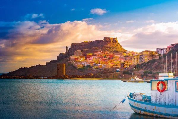意大利撒丁岛最美丽的城市之一卡斯尔萨多的风景 船只和港口的空中景观 — 图库照片