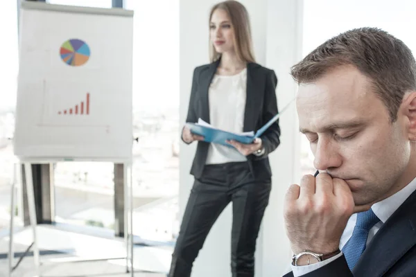 Hombre Negocios Con Los Ojos Cerrados Pensando Solución Problemas Reunión —  Fotos de Stock