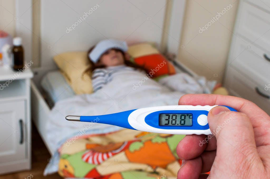 Puede ser ignorado problema Caña primer plano en un termómetro digital que marca 38 grados Celsius. Niña en la cama con paños húmedos en la frente 2023 Puede ser ignorado problema Caña primer plano en un termómetro digital que marca 38 grados Celsius. Niña en la cama con paños húmedos en la frente 2023