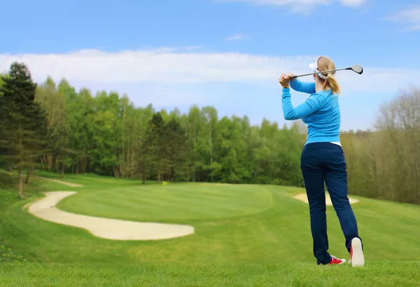 Kaukasische Golferin Schlug Golfball Von Golfschläger Fahrerin — Stockfoto