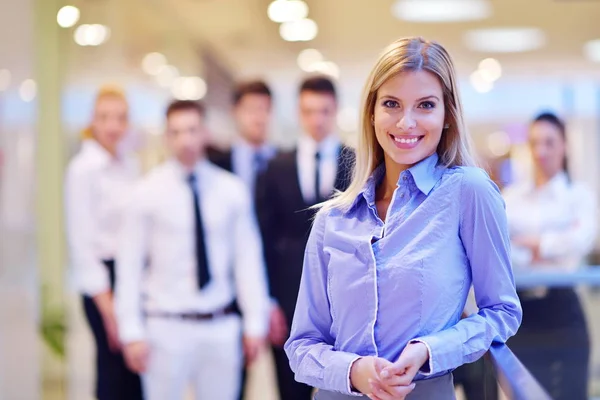 Mujer Negocios Con Personal Grupo Personas Segundo Plano Oficina Brillante — Foto de Stock