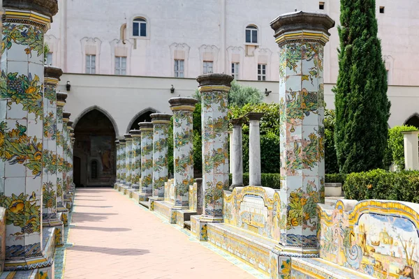 意大利那不勒斯市Santa Chiara修道院的Cloister花园 — 图库照片