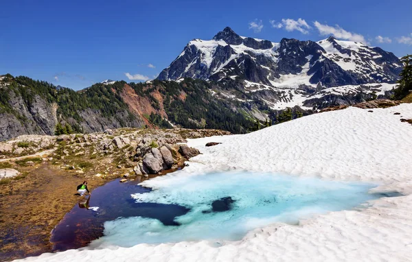 Monte Shuksan Azul Piscina Mulher Verde Camisa Verão Artista Ponto — Fotografia de Stock