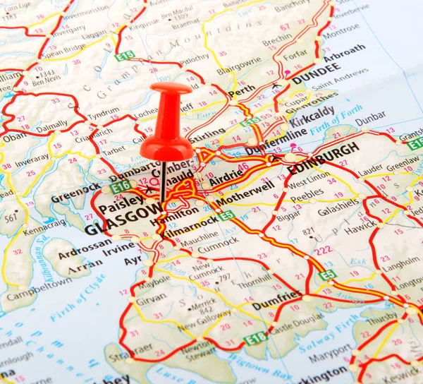 赤いピンのある道路地図旅行のコンセプト — ストック写真