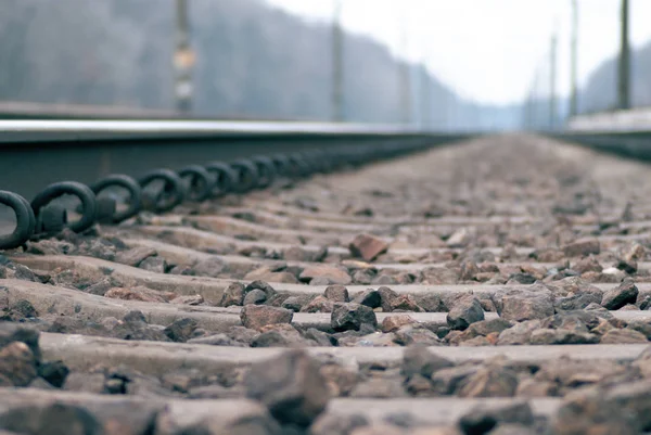 Disparo Lateral Bajo Rieles Desenfocado Infinito Ferrocarril — Foto de Stock