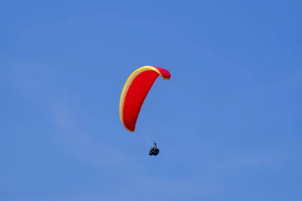 ドイツのバイエルン州のカンペンワンドの青い空のパラグライダー — ストック写真