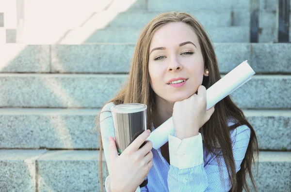 Hermosa Estudiante Atractiva Sentó Las Escaleras Durante Descanso Con Termo —  Fotos de Stock