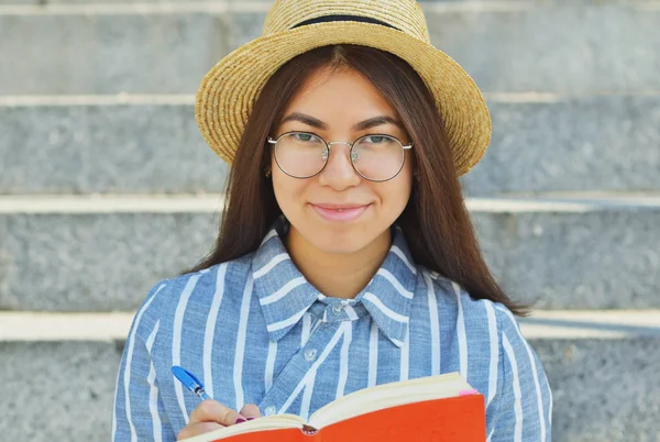 Retrato Jovem Estudante Asiático Óculos Com Chapéu Vestido Com Uma — Fotografia de Stock