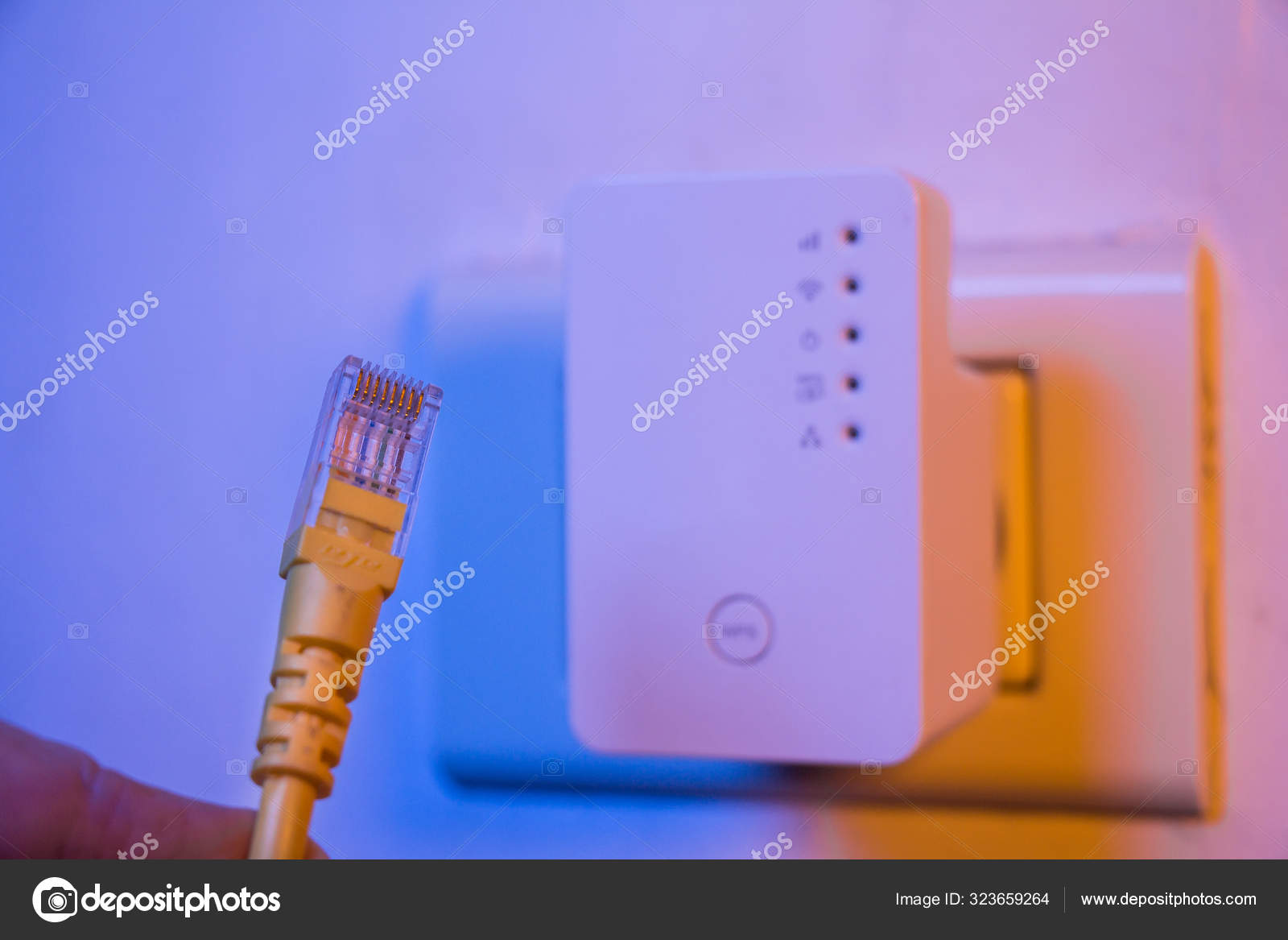 Primer Plano Del Cable Ethernet Dispositivo Extensor Wifi Toma