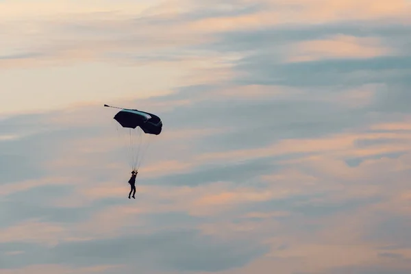 Parachutist Valt Uit Hemel Avond Zonsondergang Dramatische Hemel Recreatieve Sport — Stockfoto