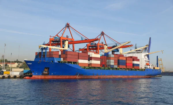 Containerschip Laadt Een Haven — Stockfoto