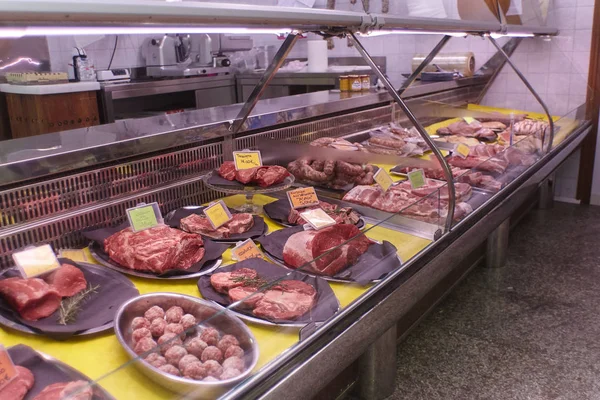 Cortes Carne Vitela Crua Exibidos Balcão Frio Com Etiquetas Preço — Fotografia de Stock