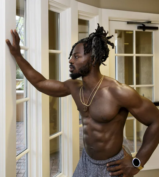Kjekk Muskuløs Skjorteløs Afrikansk Mann Som Ser Gjennom Vinduet – stockfoto