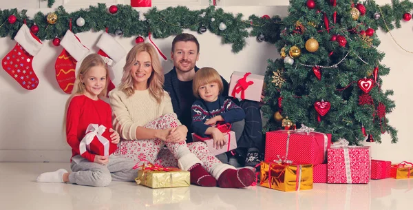 Familia Alegre Con Regalos Navidad Sentado Cerca Del Árbol Navidad — Foto de Stock