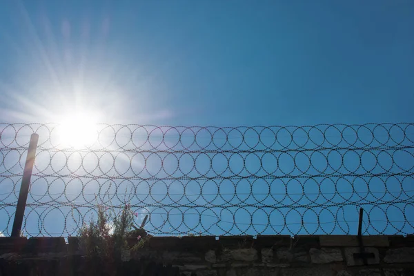 Korunmak Için Kullanılan Dikenli Tel Çitler — Stok fotoğraf