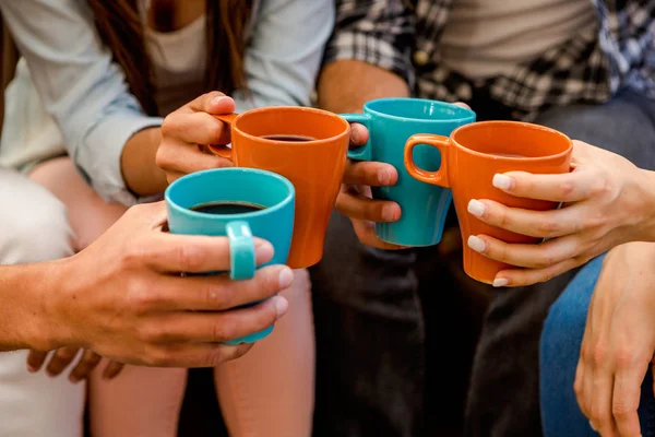 Vänner Som Skålar Med Kaffe — Stockfoto