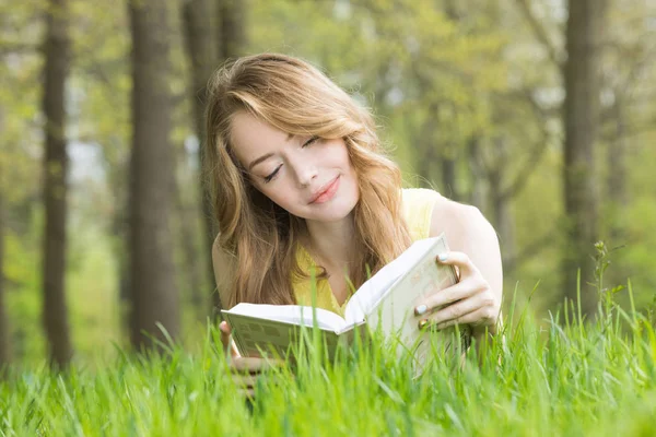 Hübsches Mädchen Liegt Auf Dem Gras Und Liest Frühlingspark Ein — Stockfoto