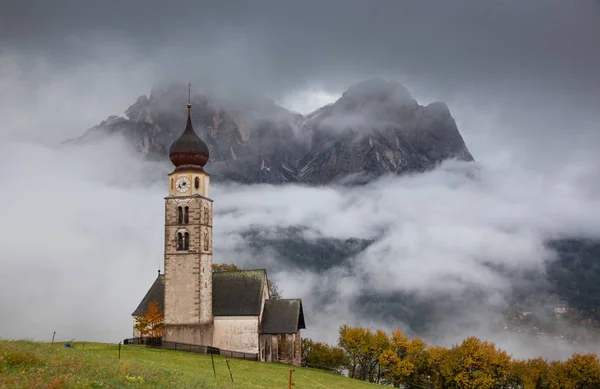 Chiesa San Valentino Una Nebbiosa Giornata Fine Autunno Siusi Allo — Foto Stock