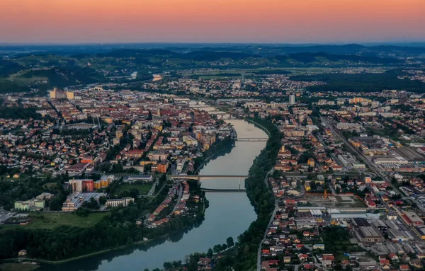 Günbatımında Nehir Köprülere Sahip Avrupa Kentinin Havadan Görünüşü Maribor Slovenya — Stok fotoğraf