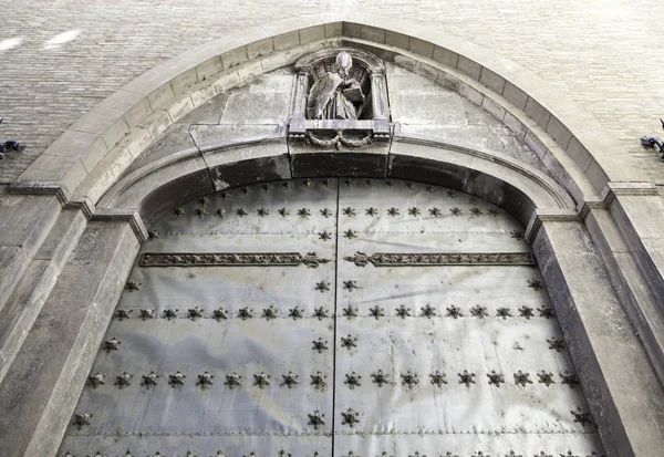 古いゴシック様式の教会のドア スペインの古い教会の詳細 装飾と保護古代と中世 お問い合わせ — ストック写真