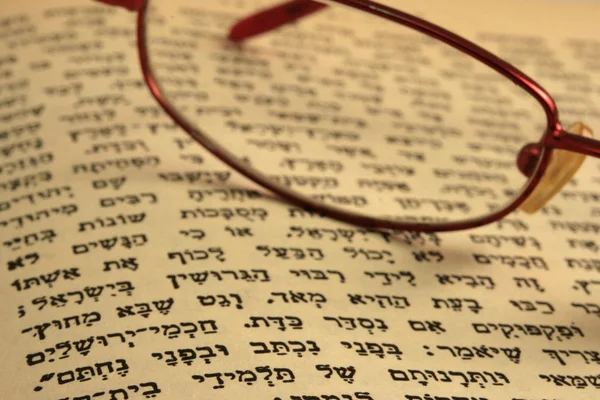 Παλαιά Διαθήκη Εβραϊκή Παλιά Κίτρινη Σελίδα Ένα Ζευγάρι Γυαλιά — Φωτογραφία Αρχείου