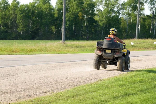 Bir Atv Yol Kenarından Aşağı Giderken Arkasında Kopyasal Alan Var — Stok fotoğraf