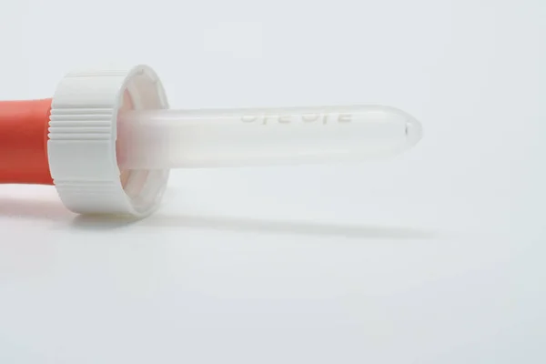 Dropper Plástico Médico Fundo Branco — Fotografia de Stock