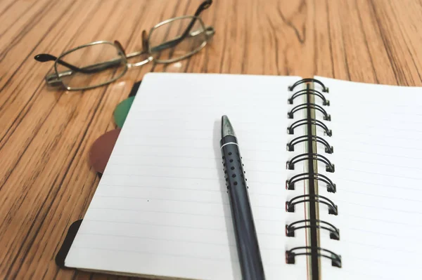 Escritorio Con Cuaderno Abierto Con Páginas Blanco Anteojos Bolígrafo Concepto — Foto de Stock