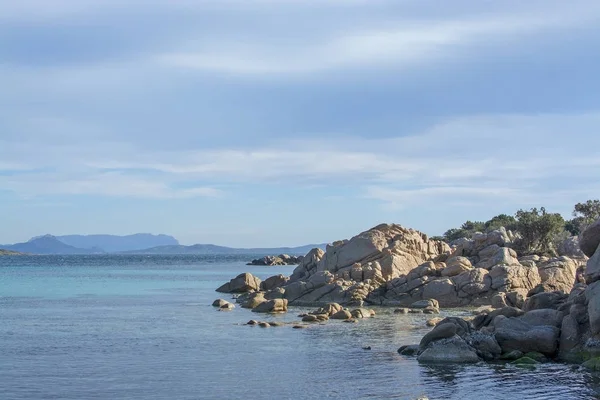 Mart Ayında Costa Smeralda Sardunya Talya Yeşil Komik Granit Kaya — Stok fotoğraf