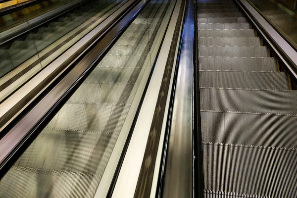 Moderna Pasarela Escaleras Mecánicas Avanzar Escaleras Mecánicas Retroceder — Foto de Stock