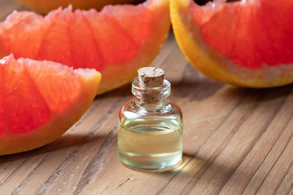 Egy Üveg Citrusféle Illóolaj Friss Grapefruittal — Stock Fotó