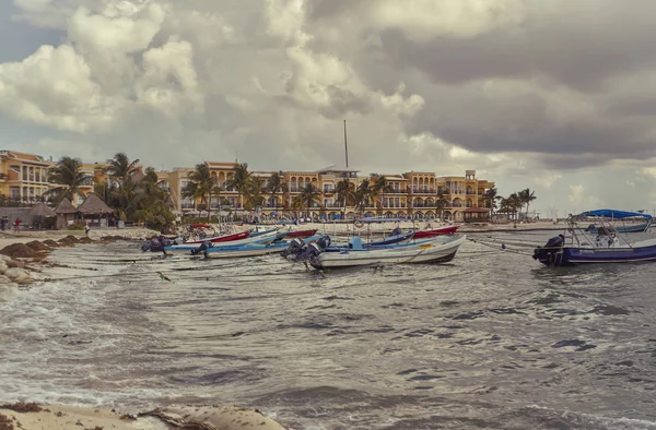 Panorama Que Representa Pequeños Barcos Pesca Amarrados Mar Agitado Playa — Foto de Stock