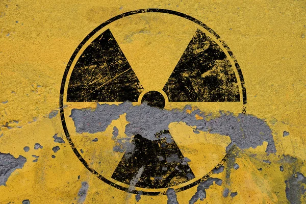 Schwarzes Warnschild Für Radioaktive Gefahren Auf Gelbem Grunge Hintergrund Mit — Stockfoto