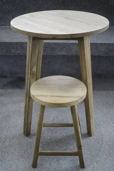 一套简单的木制桌子和椅子 库存照片 — 图库照片