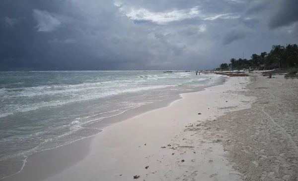 Cielo Oscuro Prometedor Tormenta Sobre Playa Xpu México — Foto de Stock