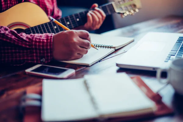 Los Compositores Están Escribiendo Canciones Sobre Mesa Con Guitarras —  Fotos de Stock