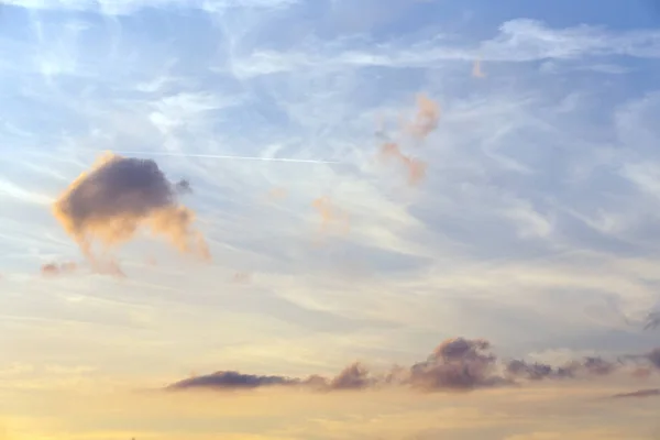 Хмари Вечірньому Блакитному Небі Заходом Сонця Природним Фоном Або Фоном — стокове фото