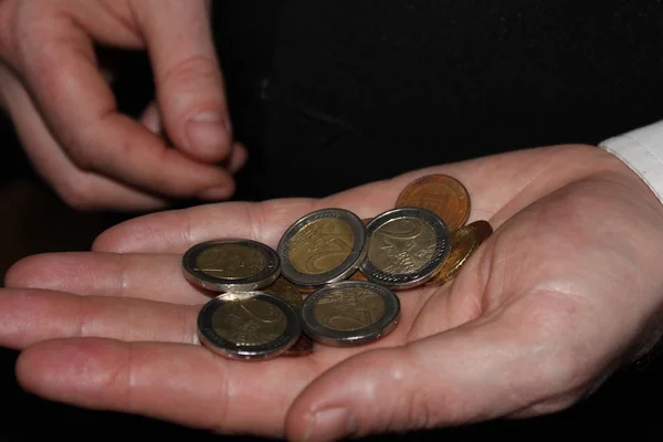 Mão Homem Segurando Uma Moeda Conceito Finanças Contagem — Fotografia de Stock