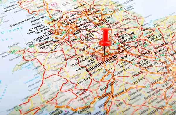 赤いピンのある道路地図旅行のコンセプト — ストック写真
