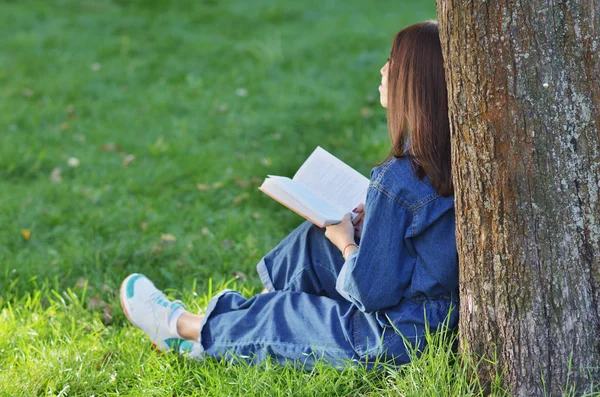 Eine Junge Hübsche Studentin Sitzt Mit Einem Buch Der Hand — Stockfoto