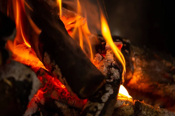 暖炉で火が燃えてゆっくりと石炭が生産されています — ストック写真