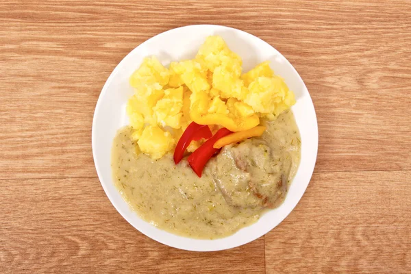 Seitan Mit Dillsoße Und Kartoffeln Auf Einem Holztisch — Stockfoto